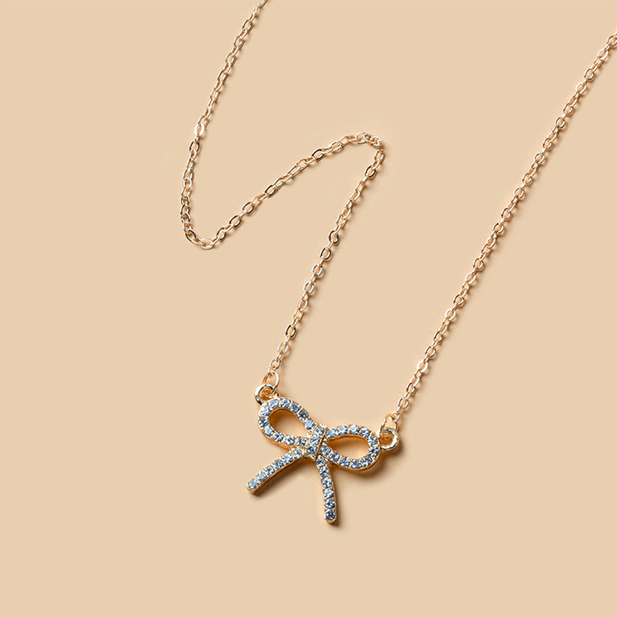 Aurora gullfarget kjede med sløyfe